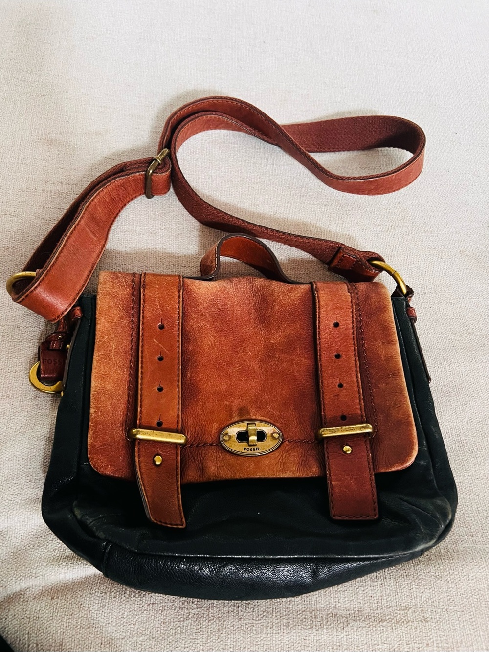 Fossil  Long Live Vintage Turn Lock Crossbody Flap Bag. - Picture 2 of 6